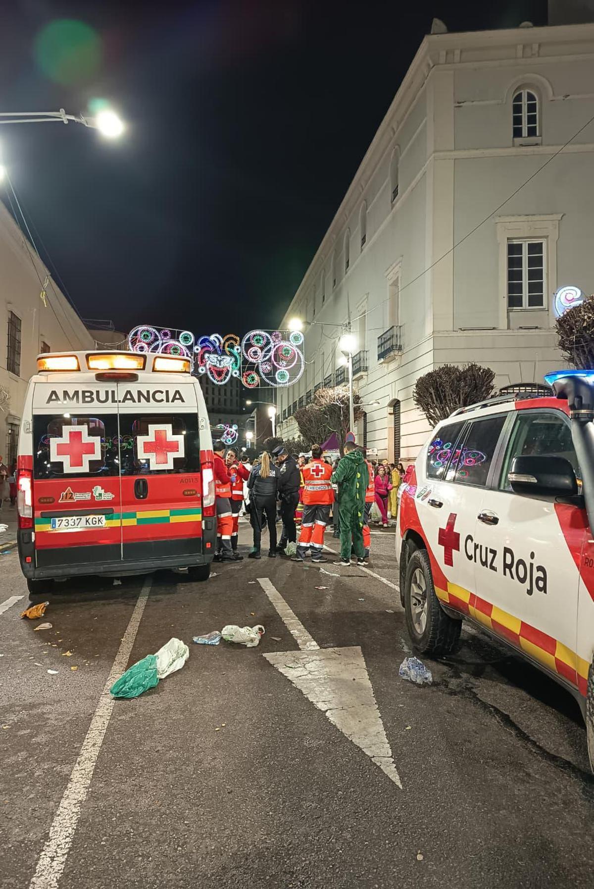 Servicios de Cruz Roja en las inmediaciones del López de Ayala, donde tuvo lugar la reyerta.
