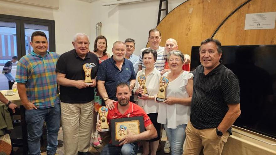 Un momento del homenaje de la peña La Tayuela, con la madre de Cundi, cuarta por la derecha, y Roberto Narváez, agachado, en el centro, junto al resto de galardonados. | P. L. T.