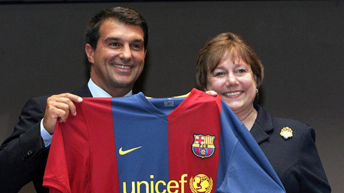 Laporta presentant el logo d&#039;Unicef.