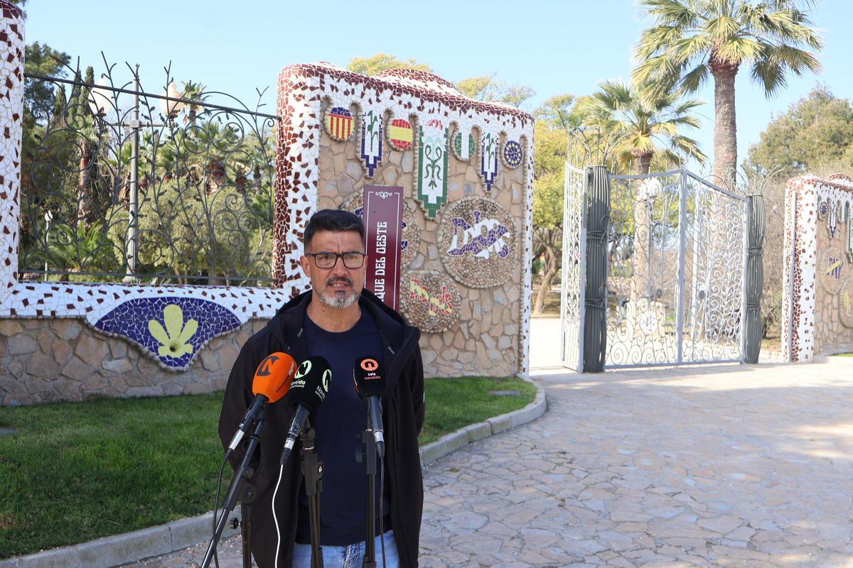 El concejal de Mantenimiento de Ciudad, José María Chacón, en el parque