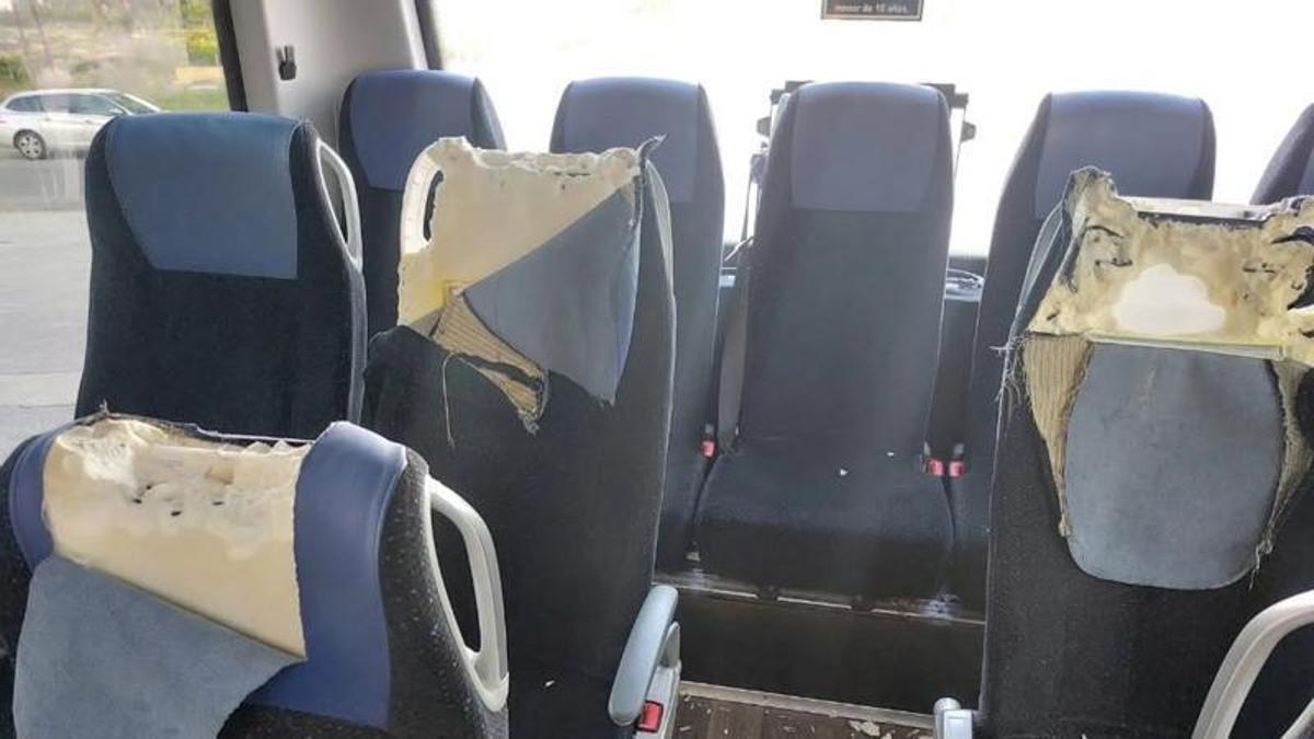 El resultado de los actos vandálicos en el autobús urbano.