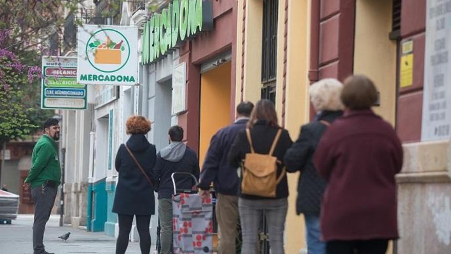 Colas en la puerta de Mercadona en València.