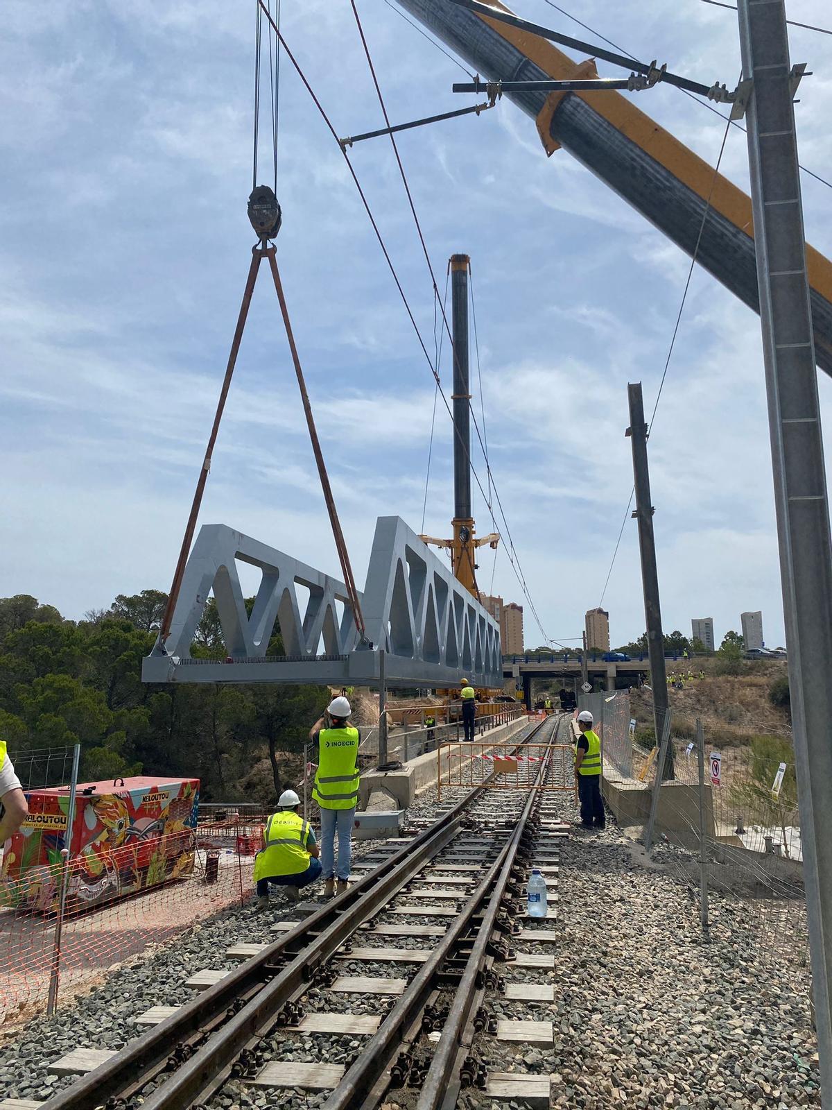 La colocación del nuevo viaducto del TRAM sobre el barranco de El Murtal de Benidorm