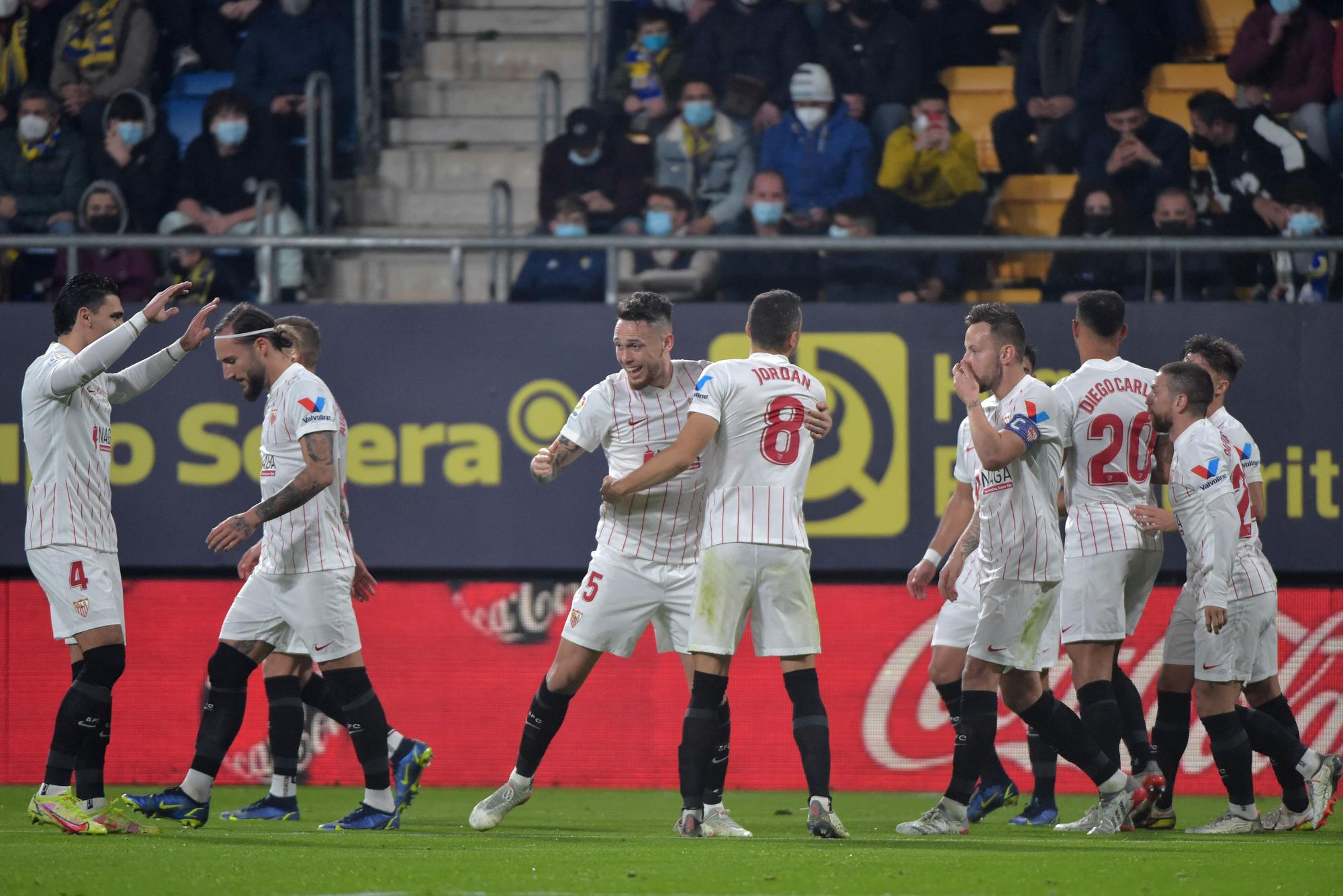 El Sevilla celebra el gol de Ocampos en Cádiz