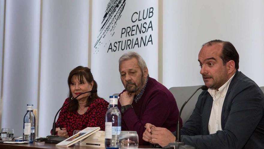 De izquierda a derecha, Esther García, José Herrero y Álvaro Faes, ayer en el Club.