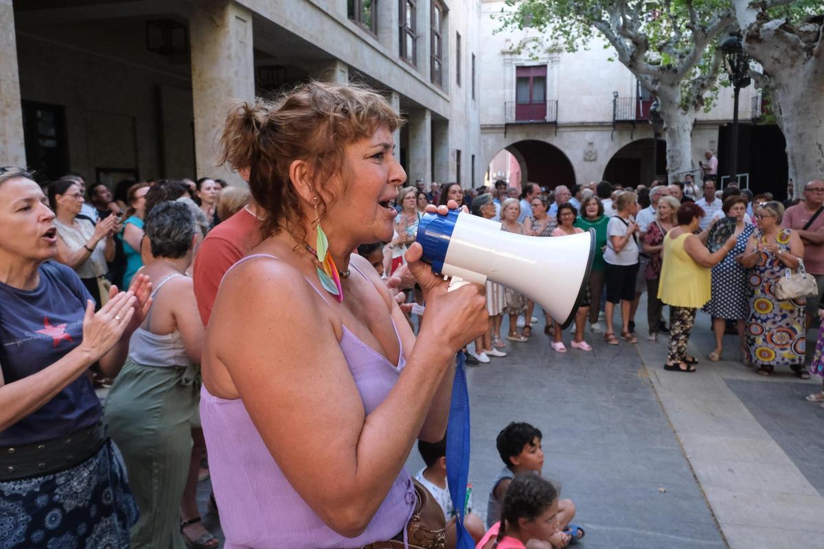 Concentración en apoyo al alcalde de Aspe