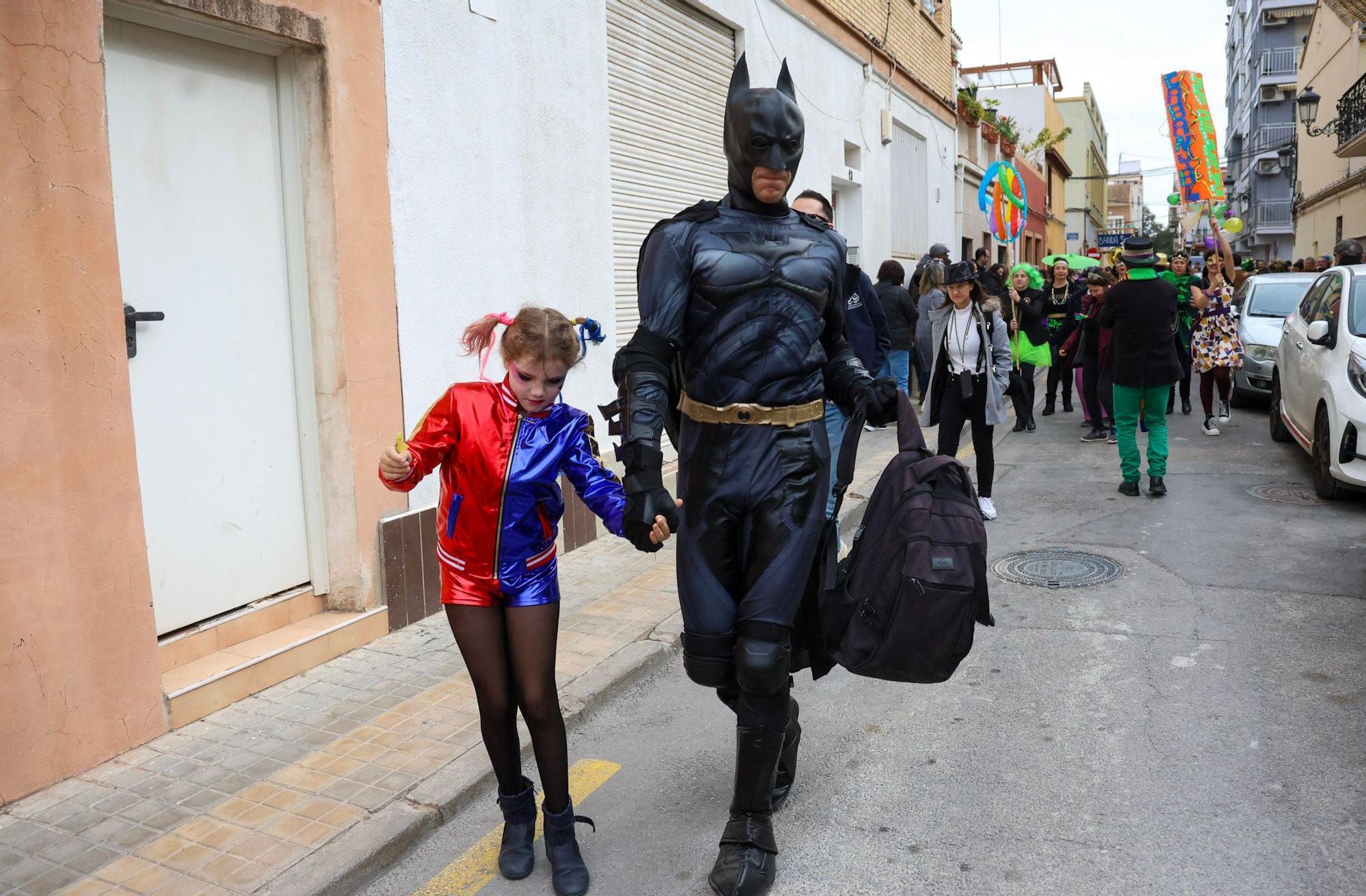 El Cabanyal se vuelca con el carnaval más americano con el 'Mardi Grass' de Nueva Orleans