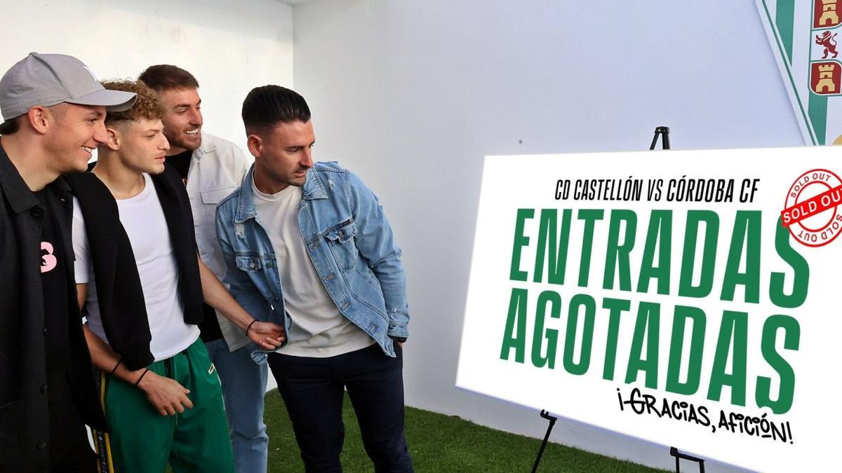 Varios jugadores del Córdoba CF ven el cartel que muestra que ya ha vendido el club las 300 entradas disponibles para Castellón.