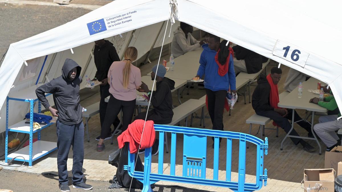 Llegada de un grupo de migrantes al muelle de La Restinga, en El Hierro.