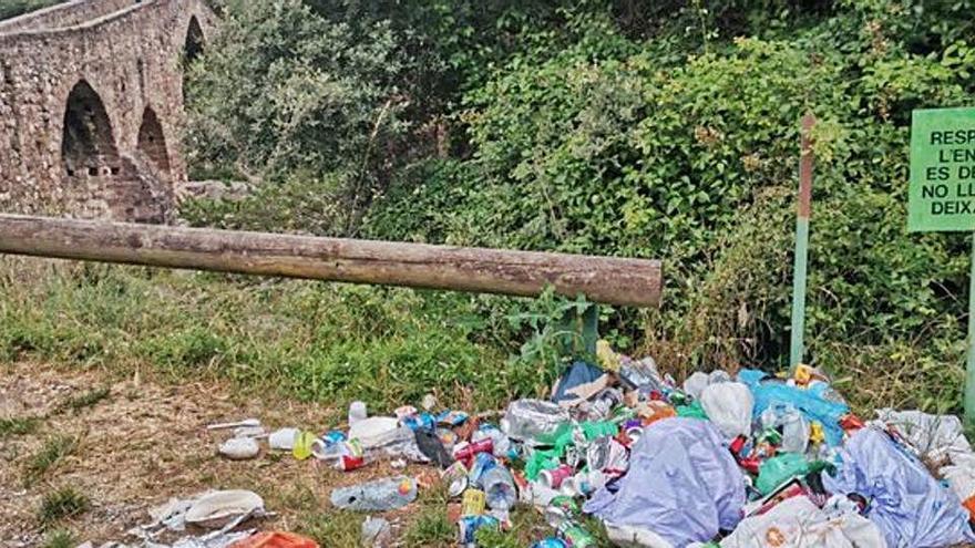 Deixalles acumulades a l&#039;entorn de l&#039;icònic pont de Pedret