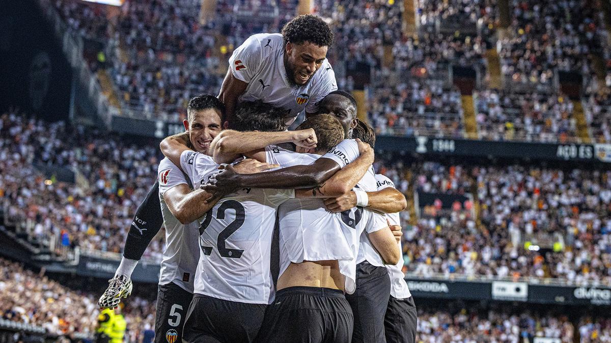 Los jugadores del Valencia, celebrando un gol en Mestalla