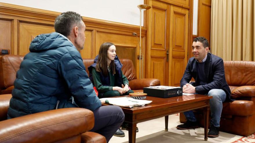 Lola Ferro, con el presidente provincial, Luis López. |  // FDV