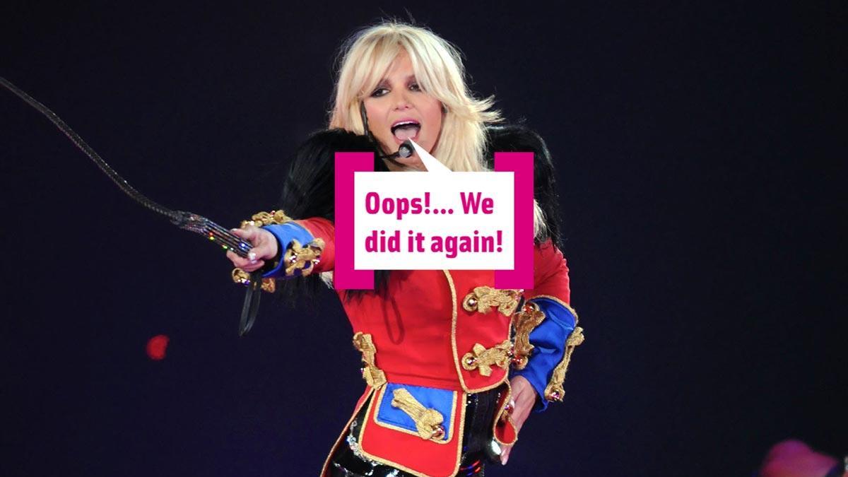 Britney Spears actuando vestido de maestro de ceremonias de circo