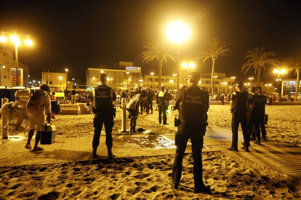 Recogida de residuos en la noche de San Juan en València