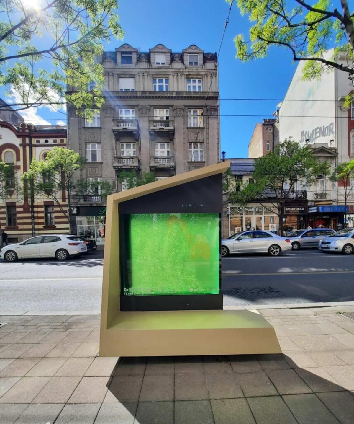 Uno de los 'árboles líquidos' instalados en la vía pública