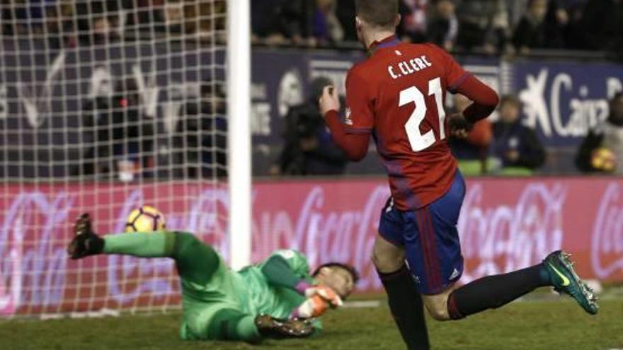 Carlos Clerc bate a Diego Alves, en un Osasuna-Valencia CF.