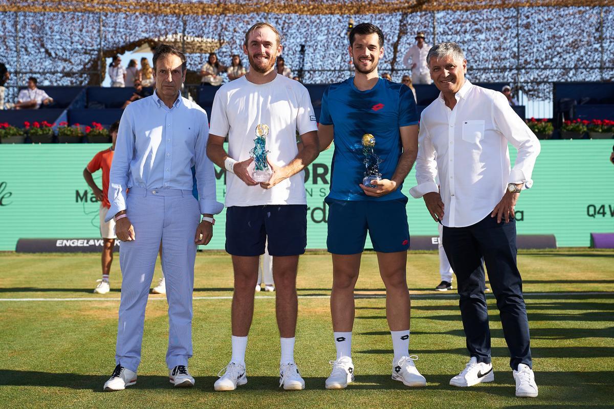 ATP Mallorca Championships 2024. Julian Cash y Robert Galloway, con Pedro Vidal, secretario autonómico de Cultura y Deportes del Govern Balear y Toni Nadal