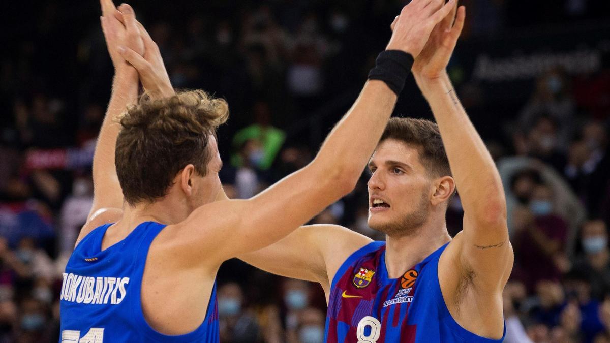 Los jugadores del Barcelona celebran la victoria.