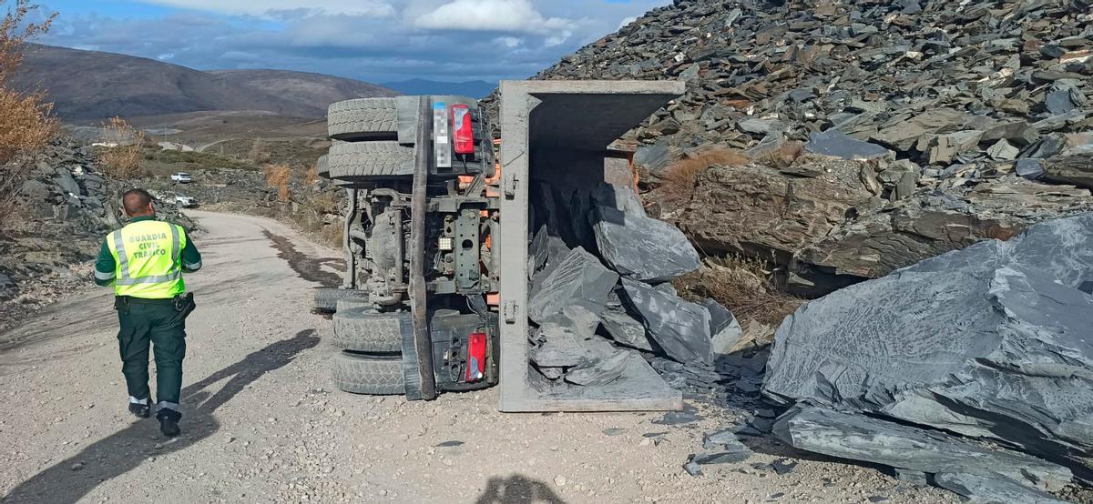 La carga del camión del accidente mortal en Carballeda de Valdeorras.