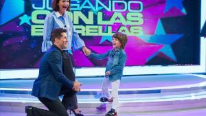 Jaime Cantizano, con Samantha Vallejo-Nágera y su hijo en ’Jugando con las estrellas’.  