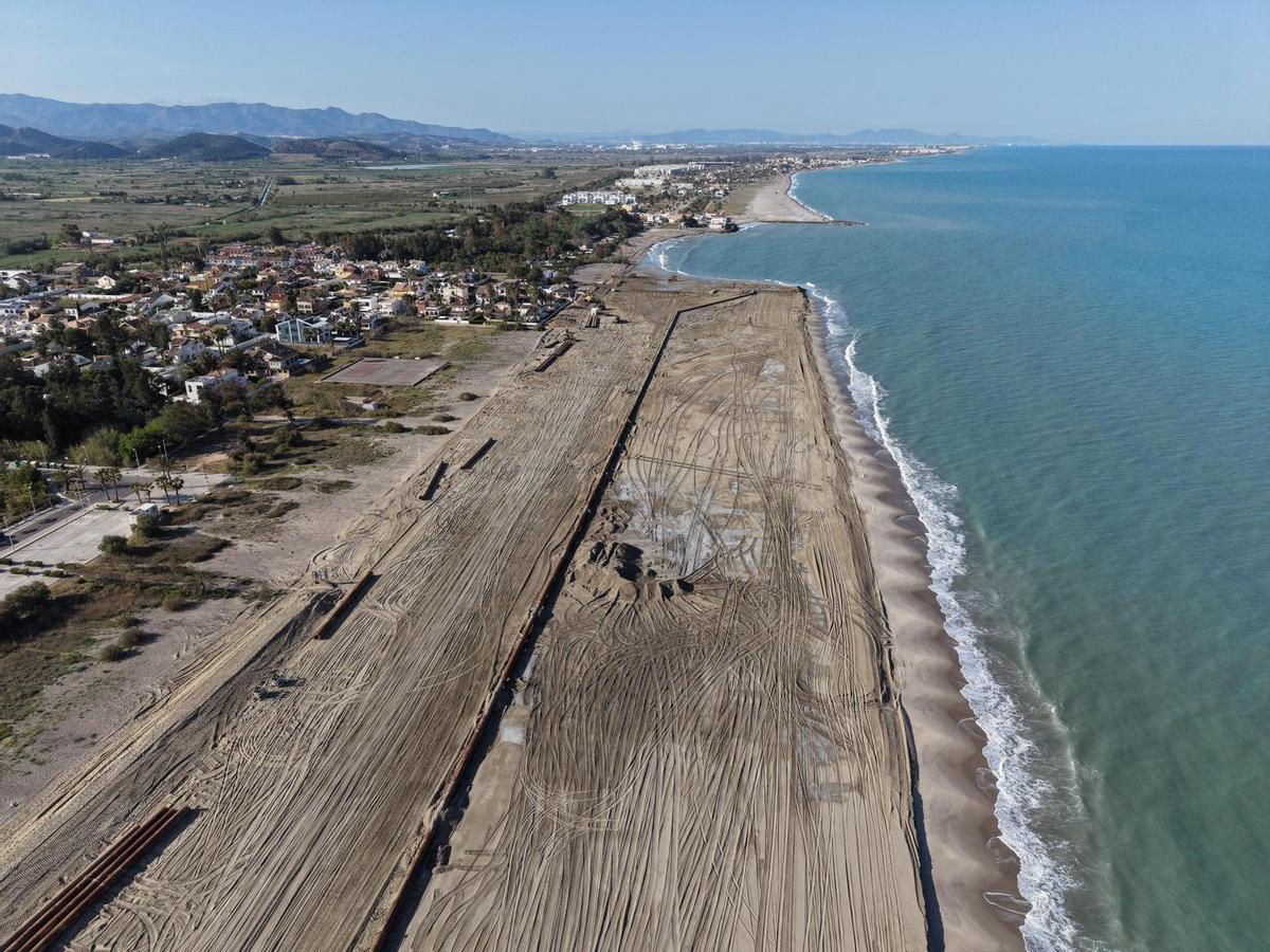 Así va reperfilando el macrotrasvase de arena el litoral norte de Sagunt