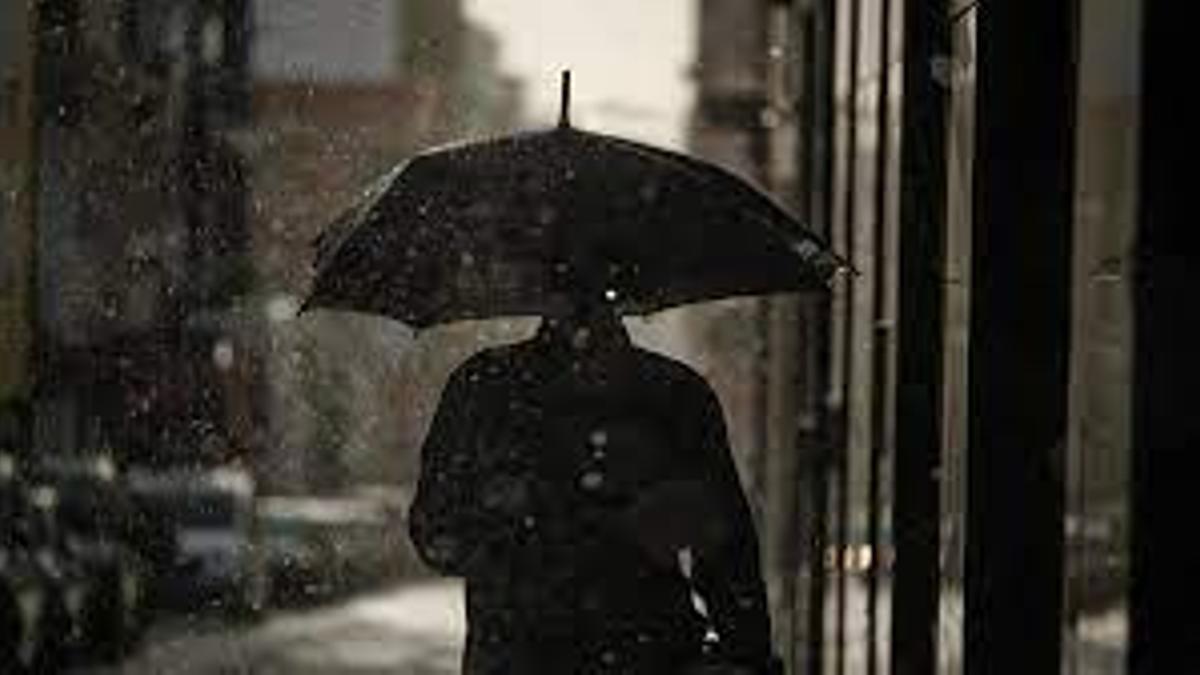 Una persona se protege de la lluvia.