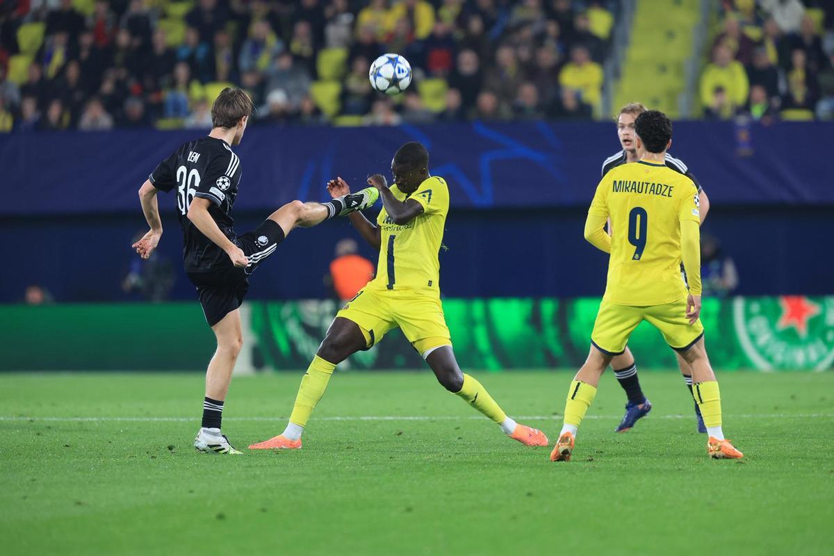 Pape Gueye intentando robar el esférico