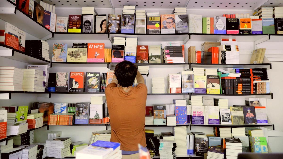 Un librero coloca ejemplares en la Feria del Libro de Madrid, en la edición de 2021