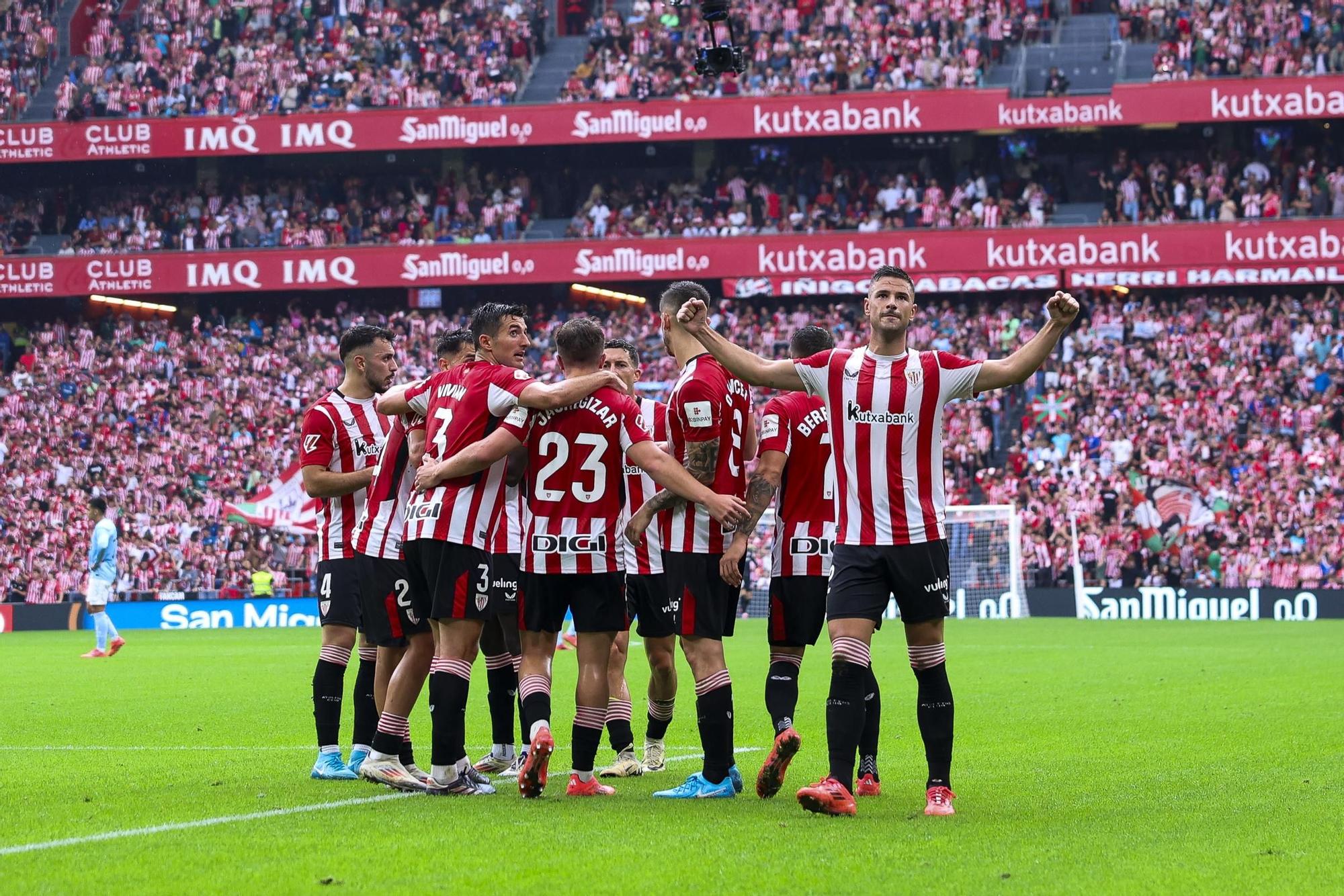 BILBAO, 22/09/2024.- El delantero del Athletic Club Gorka Guruzeta (d) celebra con sus compañeros uno de los goles que marcó durante su partido de la jornada 6 de LaLiga contra el Celta de Vigo en el estadio de San Mamés en Bilbao este domingo. EFE/ Luis Tejido