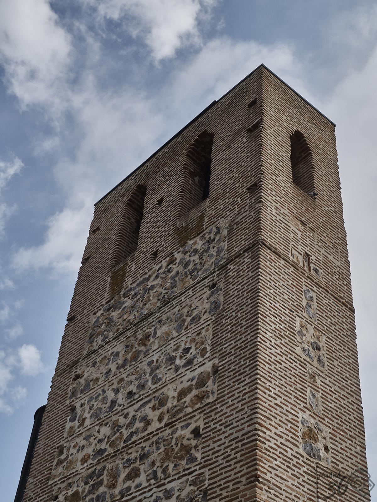 Lo que más destaca de la estructura de la ermita Santa María La Antigua, es una esbelta torre de 20 metros de altura que se alza sobre el tejado a dos aguas de la nave