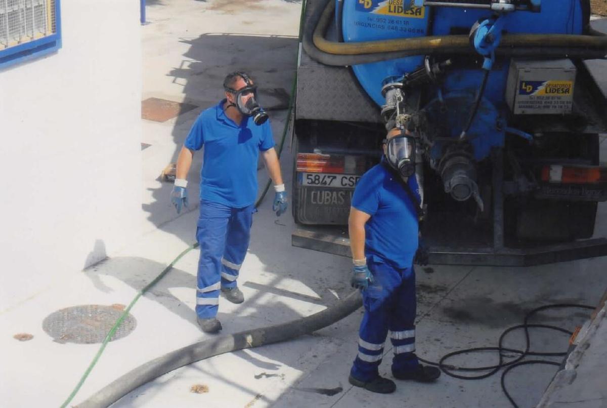 Trabajadores en las instalaciones de la EBAR con máscaras antigás.