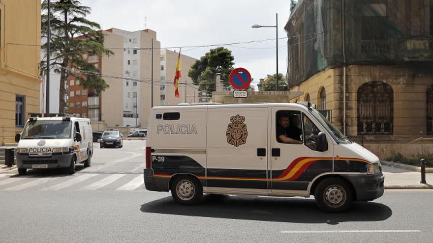 Dos furgones de la Policía Nacional trasladan al presidente de la Diputación de Valencia, Jorge Rodríguez, y los otros cinco detenidos.