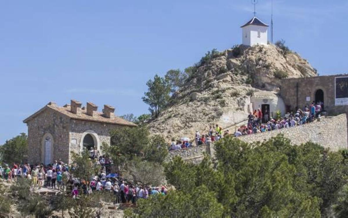 La Cueva de Orito registró largas colas de personas que esperaron para ver a San Pascual.