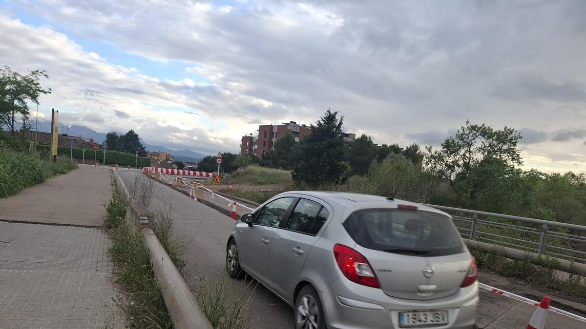 Un vehicle entrant a Manresa per la carretera de Santpedor