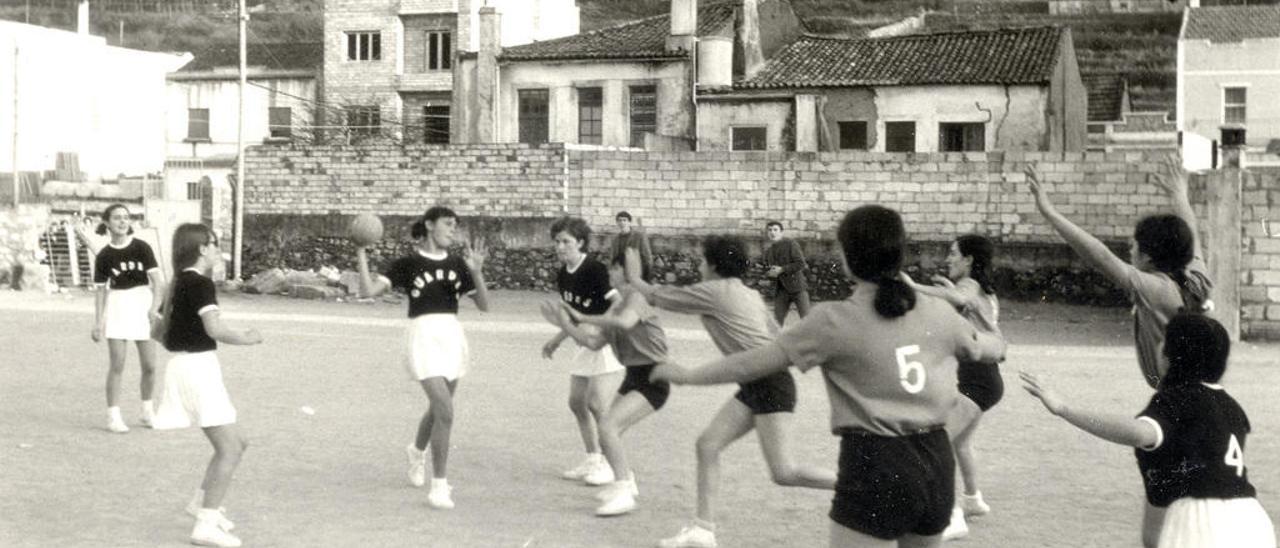 Uno de los partidos en la pista de tierra del Padres Somancos. // FDV