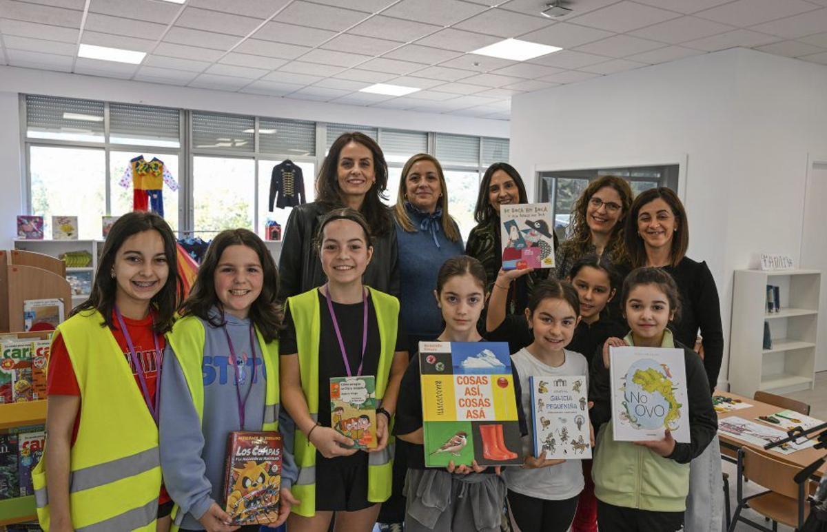 Alumnado de Seixalbo, en la biblioteca del centro. | CEDIDA