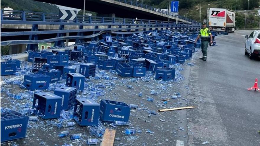 Un camión pierde la carga en la autovía minera y provoca retenciones durante casi una hora