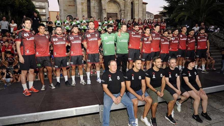 Plantilla y cuerpo técnico del Embutidos Lalinense el día de su presentación oficial. // Bernabé/Javier Lalín