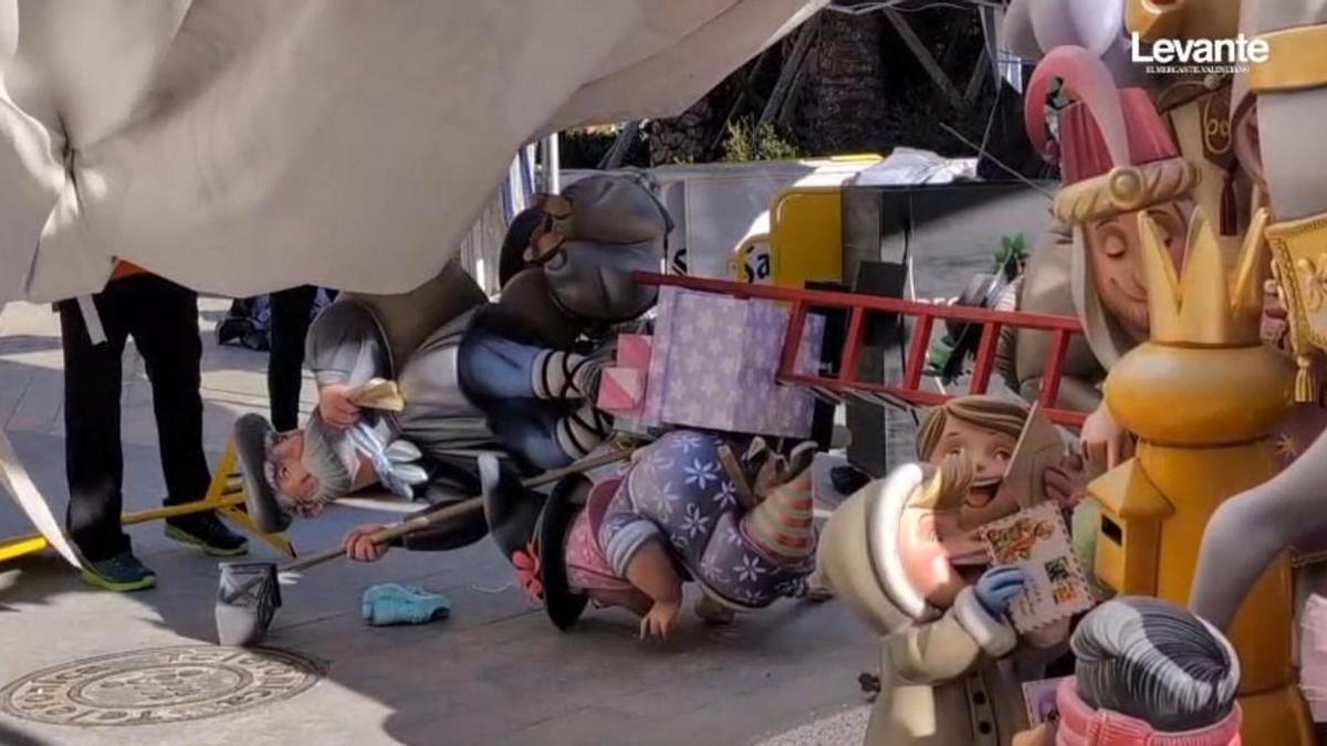 El viento causa problemas en algunos monumentos: las rachas derriban un ninot en Reina-Paz-San Vicente