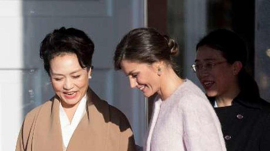 Doña Letizia y la primera dama china, ayer, durante su visita al Teatro Real.