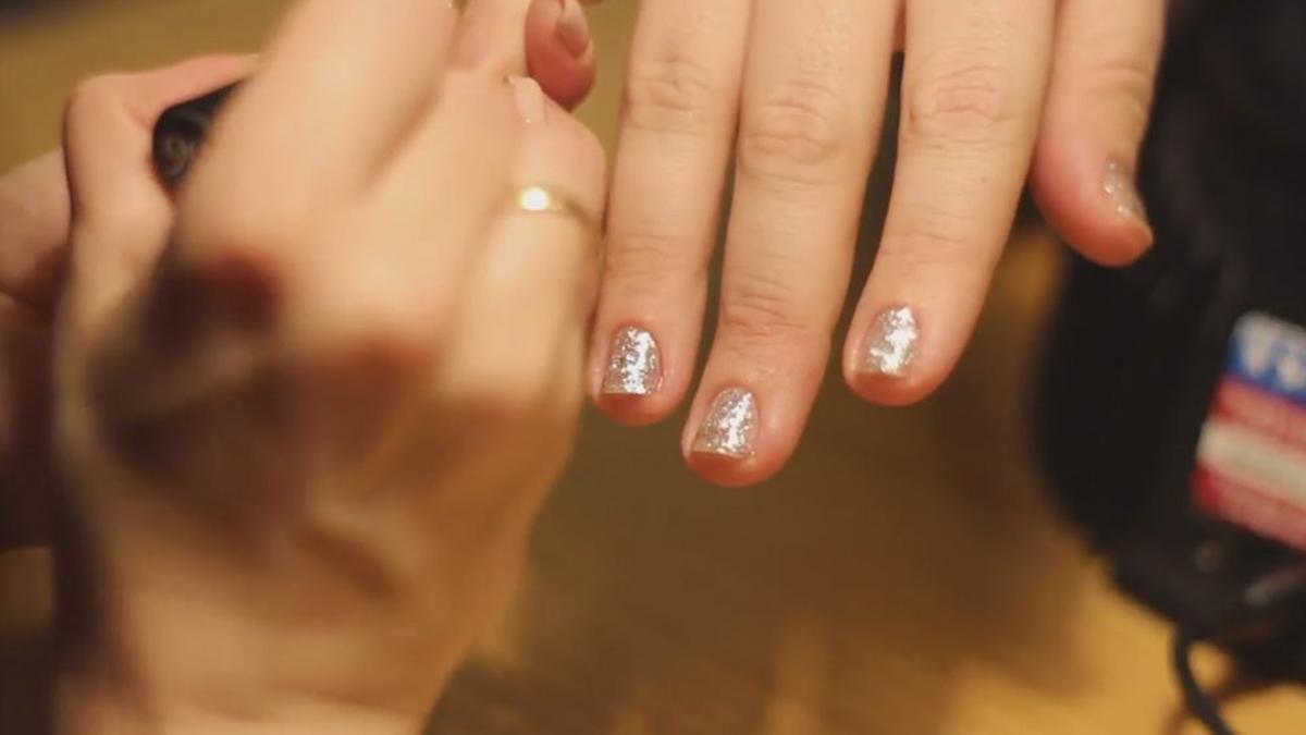 Escena del video de manicura con 'brilli brilli' de Siberia