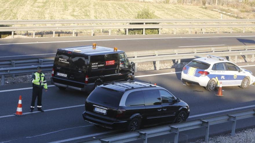 La Guardia Civil y la Policía Local, junto al cuerpo del fallecido