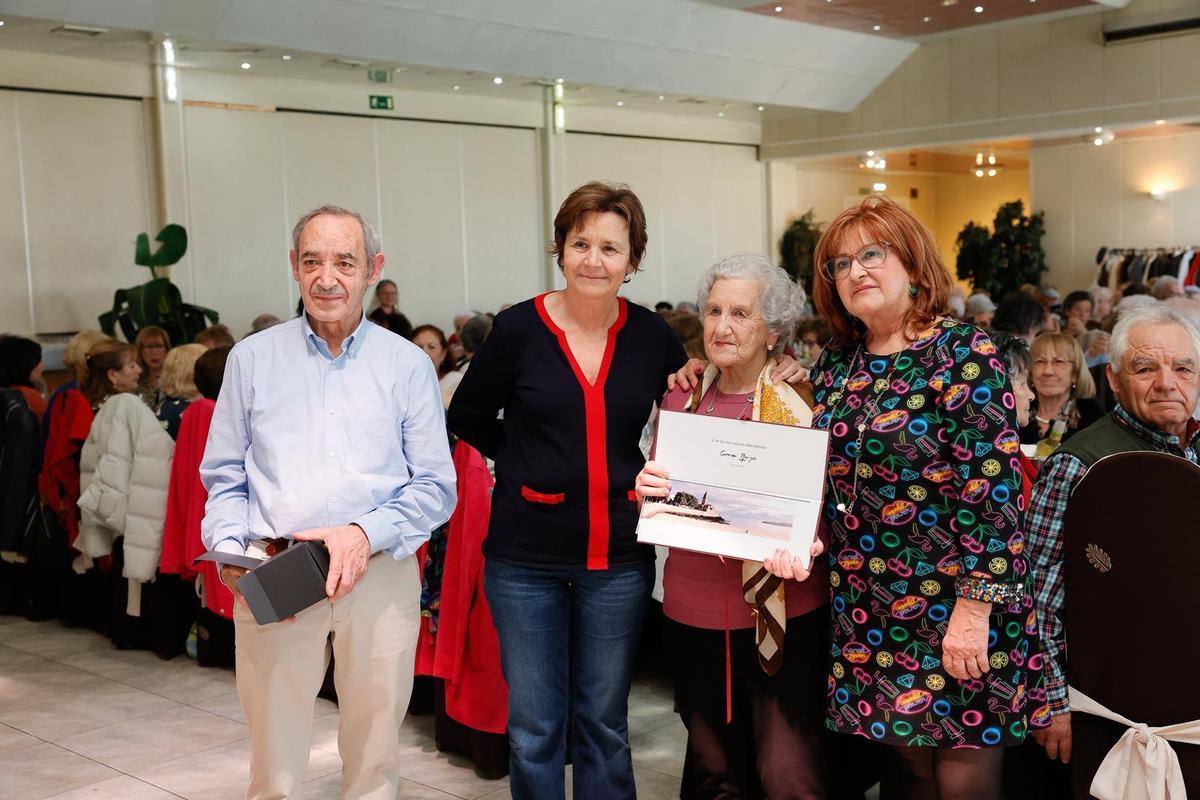 Por la izquierda, Crisanto Herrero, Carmen Moriyón, Concepción Díaz y María Jesús Robledo, durante el homenaje.