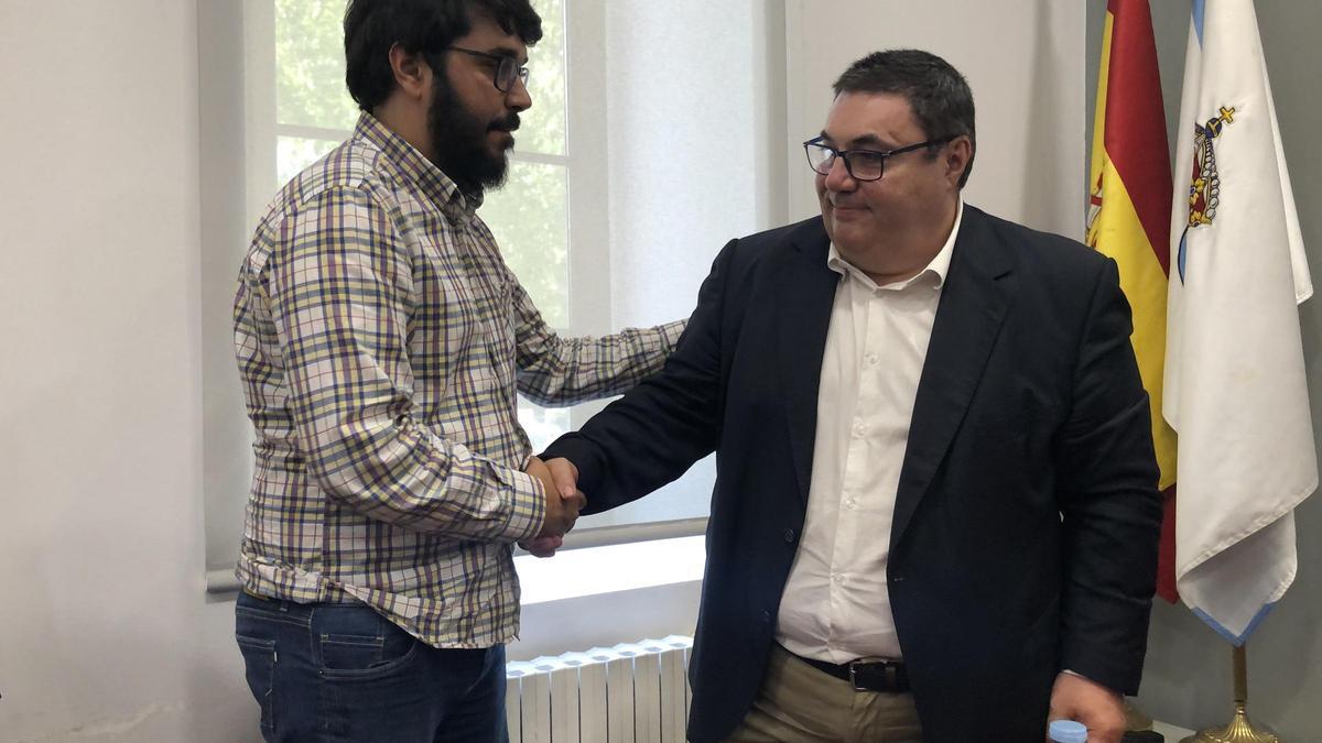El portavoz del BNG de Noia, Ricardo Siuárez, izquierda, y el alcalde, el socialista Francisco Pérez.
