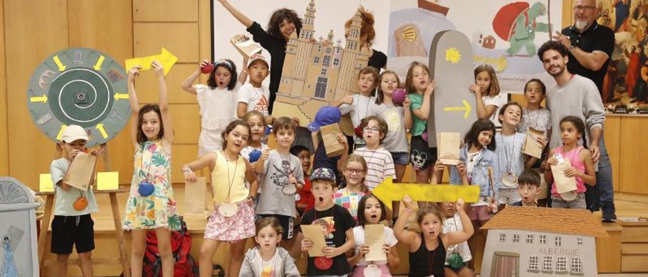 Los niños vigueses que participaron ayer en una de las actividades de “Vexo, vexo... Xacobeo” en la sede de Abertal, entre los que se encuentran menores del programa CaixaProinfancia.