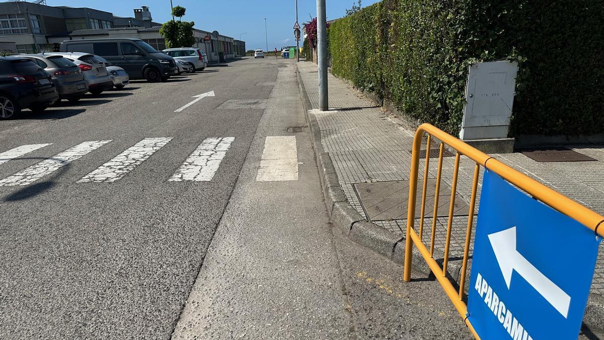 Señal indicando el aparcamiento en Villar.