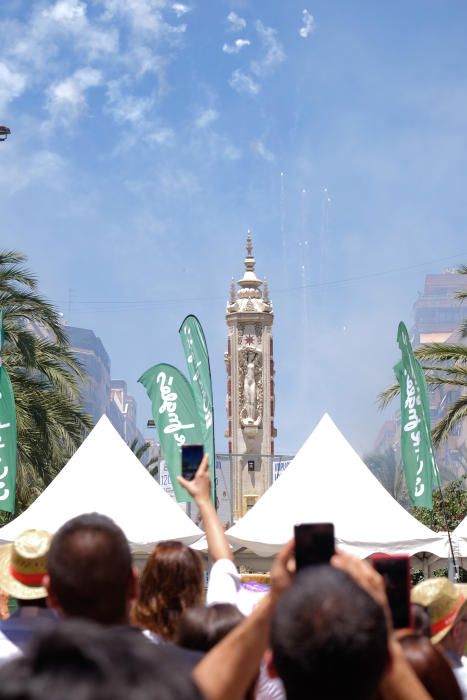 La mascletà de la pirotecnia valenciana Fuegos Artificiales del Mediterráneo hace retumbar la emblemática plaza con un disparo compacto con un potente final terrestre y aéreo