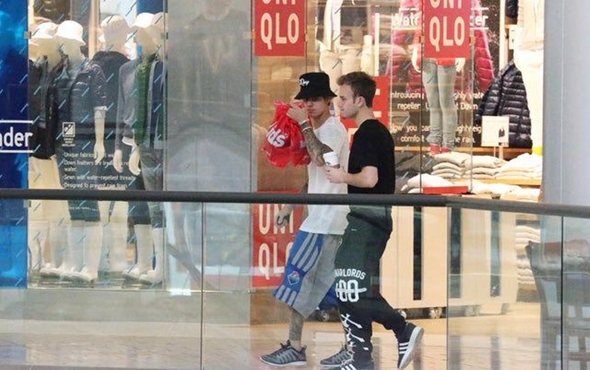 Justin Bieber y su amigo por los pasillos del centro comercial