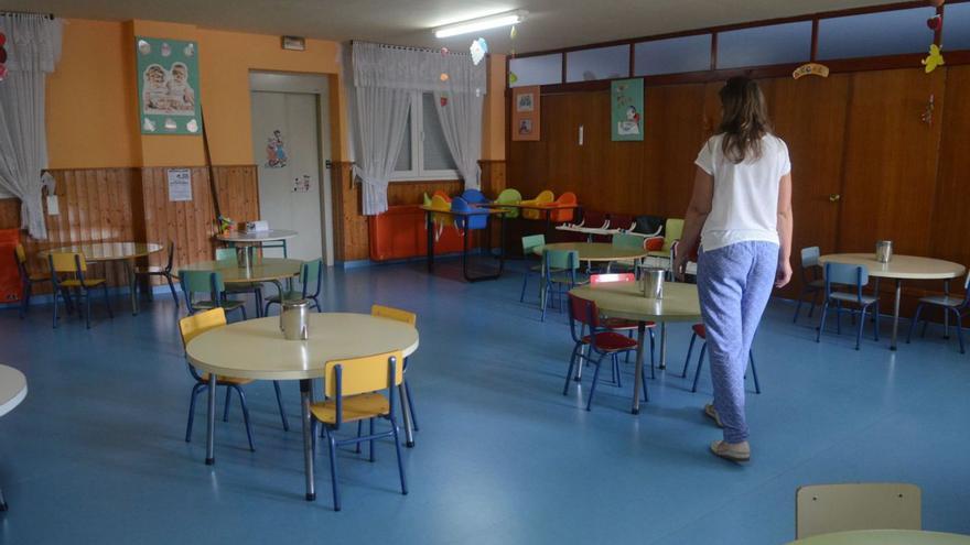 Una profesora prepara el aula en una escuela infantil de Pontevedra. |   // NOÉ PARGA