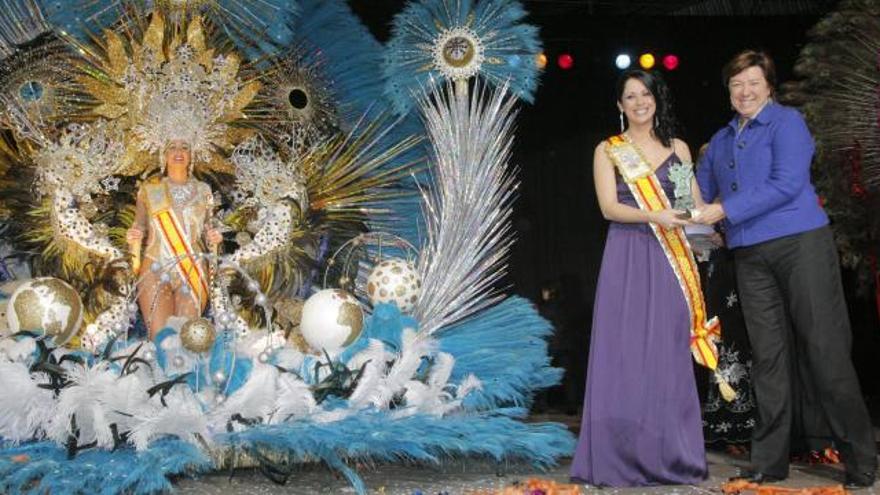 La nueva Reina del Carnaval, a la izquierda, junto a su antecesora Tamara Lisón y la alcaldesa Pilar Barreiro
